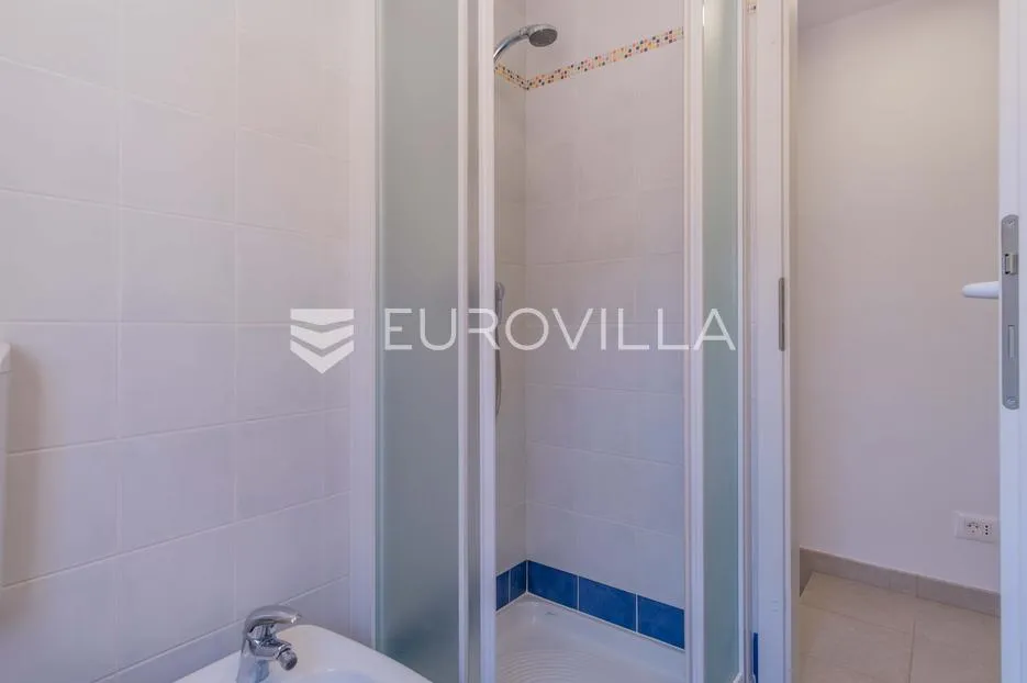 istra, poreč, unikatna dizajnerska vila s dodatnim apartmanom, wellnessom i grijanim bazenom - slika 33