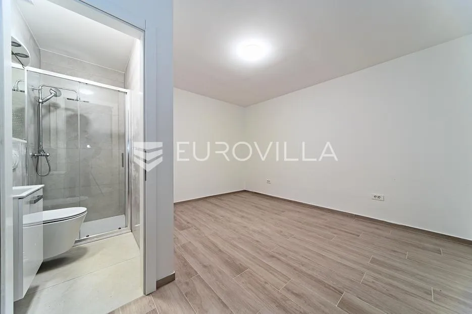 Osijek, Retfala, završen četverosoban stan sa dvorištem od 50 m²