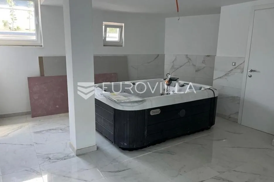 istra, rovinjsko selo, luksuzna prizemnica veličine 218m2 s bazenom, jacuzzijem i saunom - slika 13