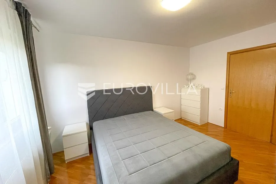 osijek gornji grad, prostran trosoban stan za najam 72,37 m², s privatnim parkirnim mjestom - slika 10