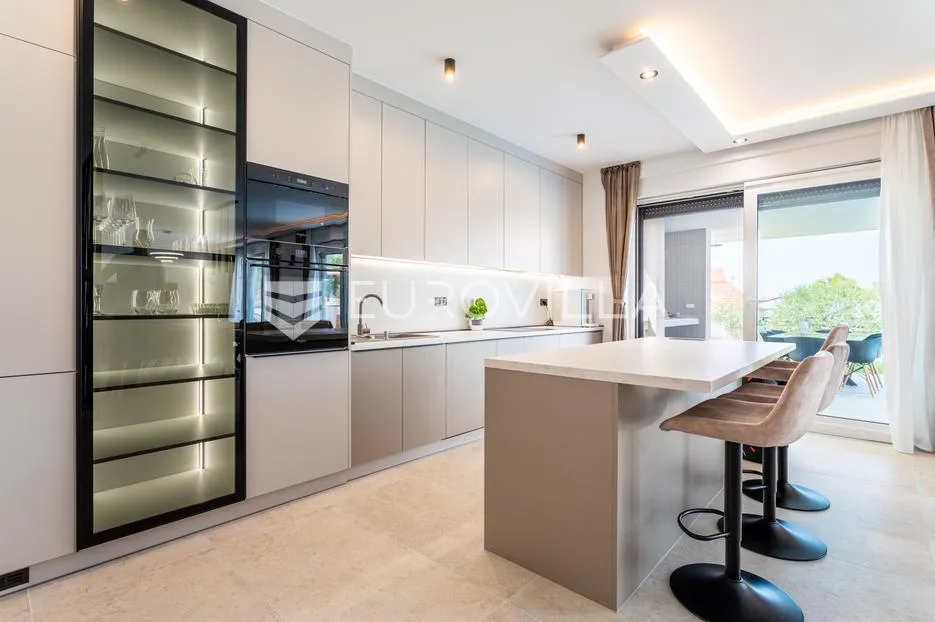 brodarica, moderna vila s bazenom, 283,62 m² - slika 13