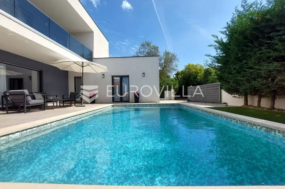 šišan, moderna villa s bazenom na mirnoj lokaciji - slika 28