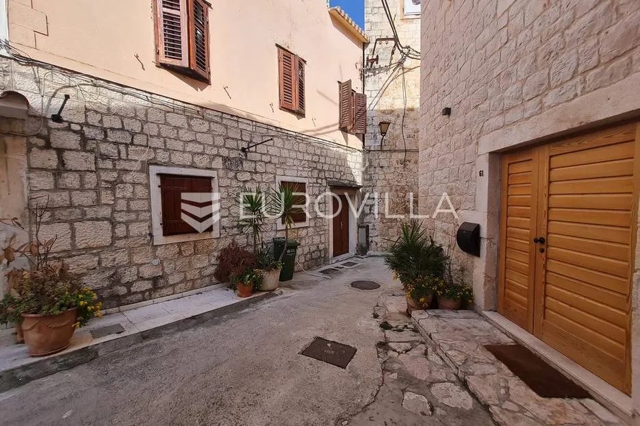 trogir, kamena kuća s vrtom i parkingom, blizu mora - slika 20