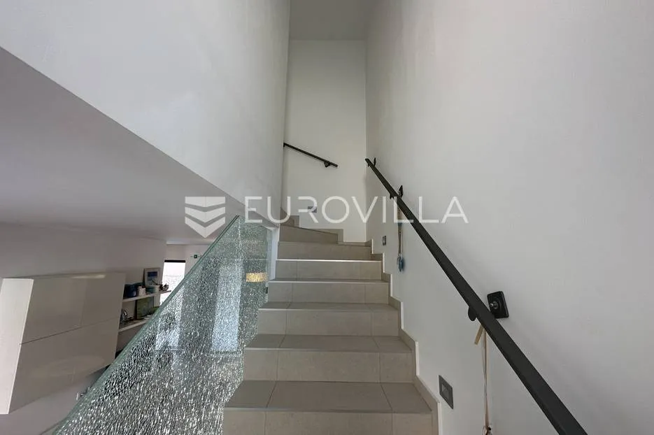 ližnjan, moderna kuća zadnja u nizu 175 m² s uređenim vrtom, bazenom i pogledom more - slika 29