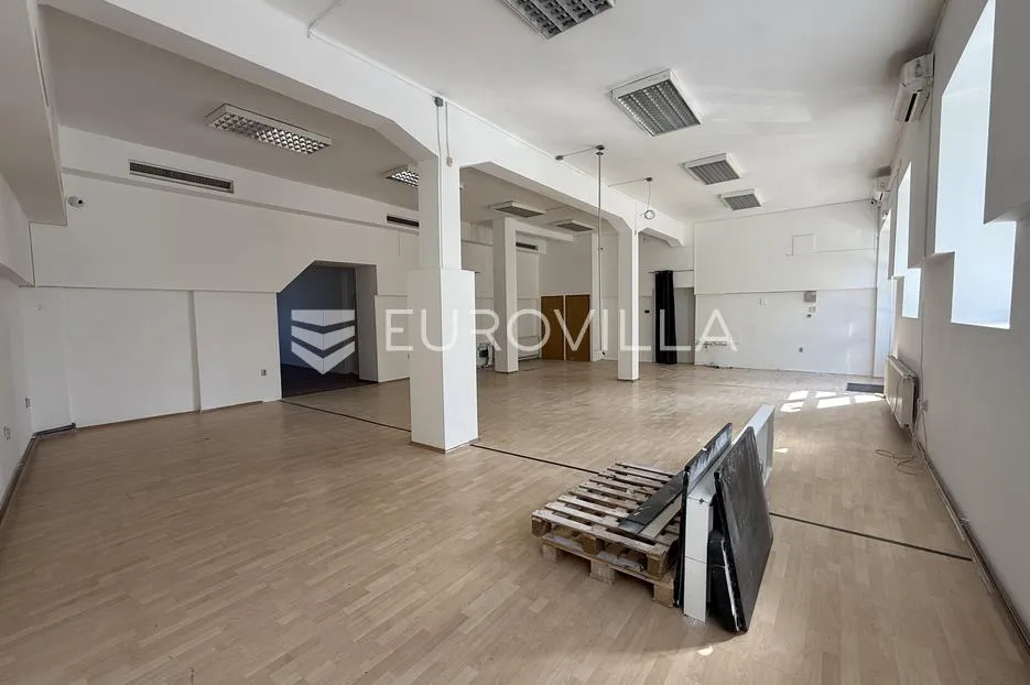 osijek, uži centar grada, najam uličnog prostora površine 220 m2 - slika 2