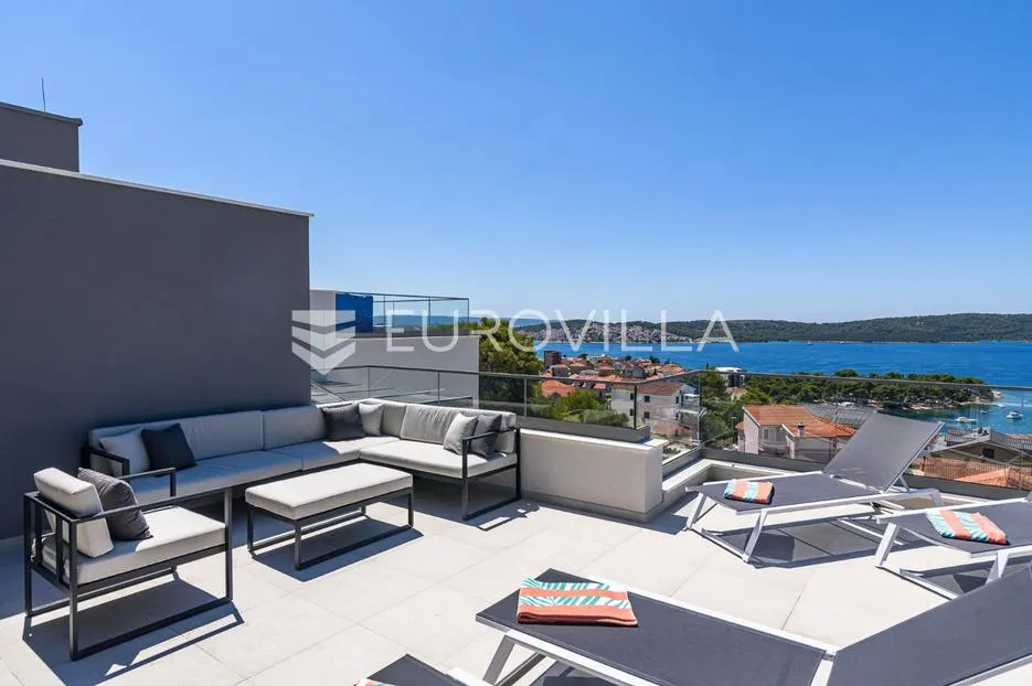 trogir, čiovo, luksuzan penthouse sa krovnom terasom i bazenom - slika 30