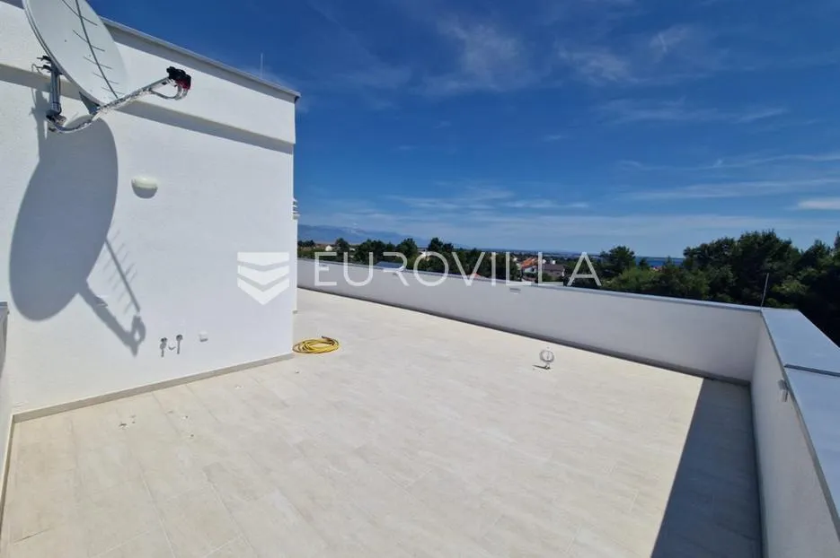 vir, komforan trosoban apartman u centru otoka s pogledom na more i krovnom terasom - slika 5