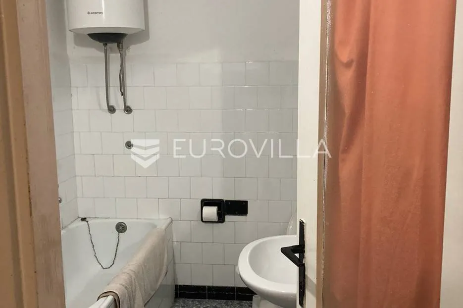 centar rovinja, kuća u nizu, 20 m do rive i mora, ogroman potencijal - slika 4