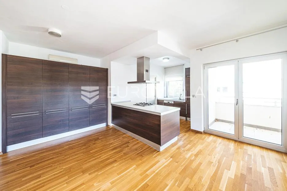 zagreb, jelenovac, prostoran četverosoban stan s balkonom i dvije garaže, 202 m² - slika 4