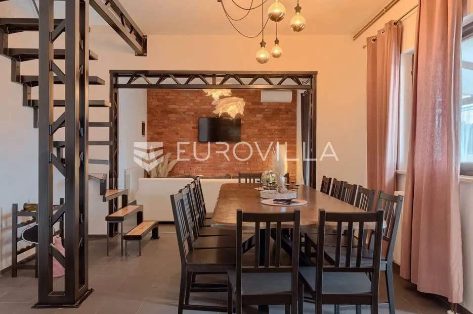 barban okolica, luksuzna vila 250 m² s sređenim vrtom, bazenom, hidromasažnom kadom i saunom - slika 12