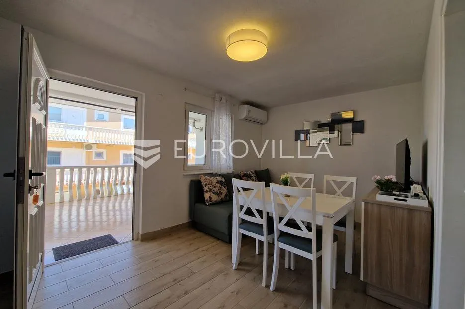 vir, simpatičan trosoban apartman svega 80 m od plaže s prostranom terasom - slika 10