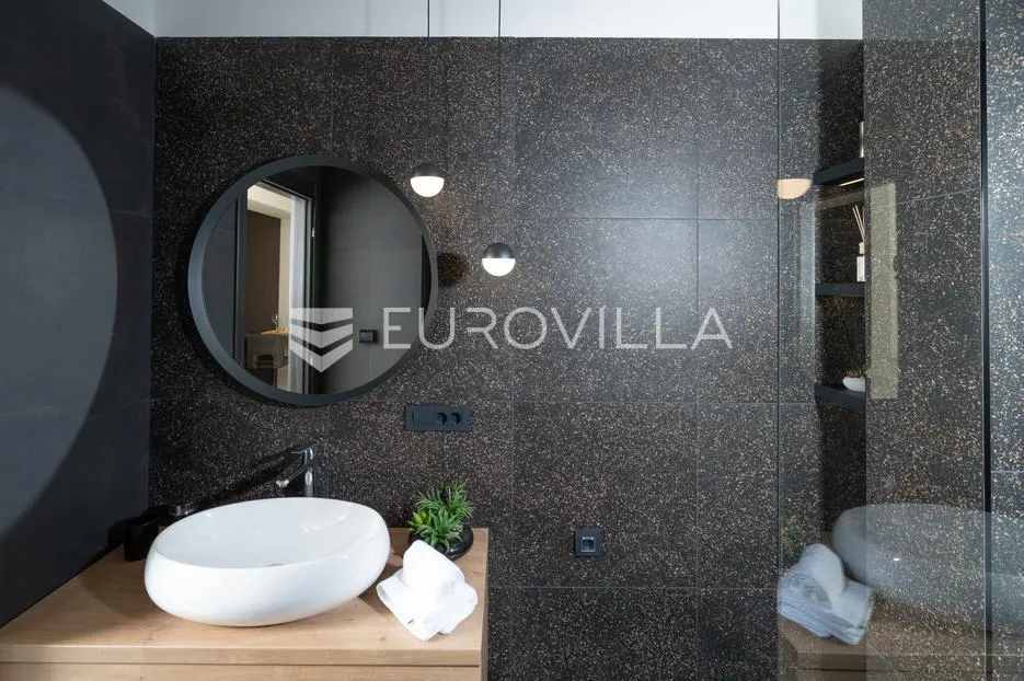 rijeka, centar, novouređen luksuzan stan nkp 115 m2 s tri apartmana - slika 8
