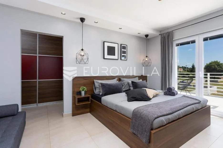 istra, svetvinčenat, moderna i elegantna vila 230 m², na uređenoj okućnici - slika 2