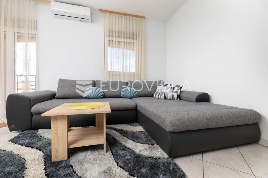 malinska, adaptirana kuća s tri stana 280,72 m², 800m od mora - slika 11