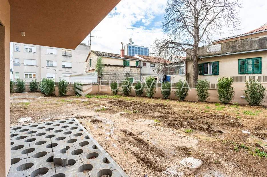 split, blizina centra, dvosoban stan s velikim, predivnim vrtom - slika 11