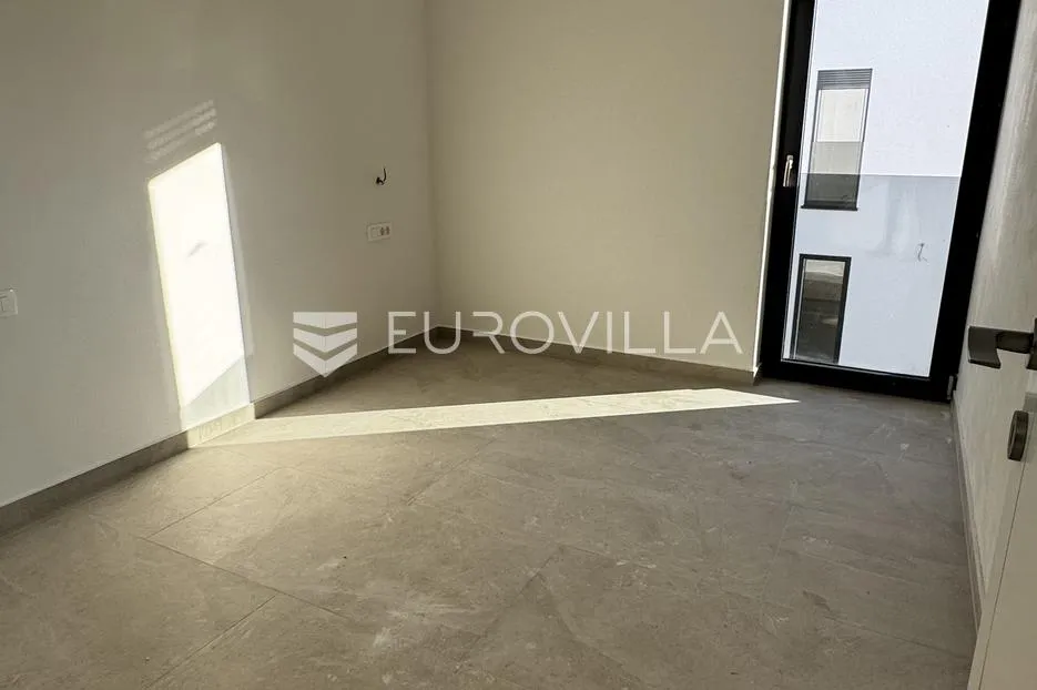 istra, novigrad, novogradnja, dvojna kuća 500 m od mora - slika 7