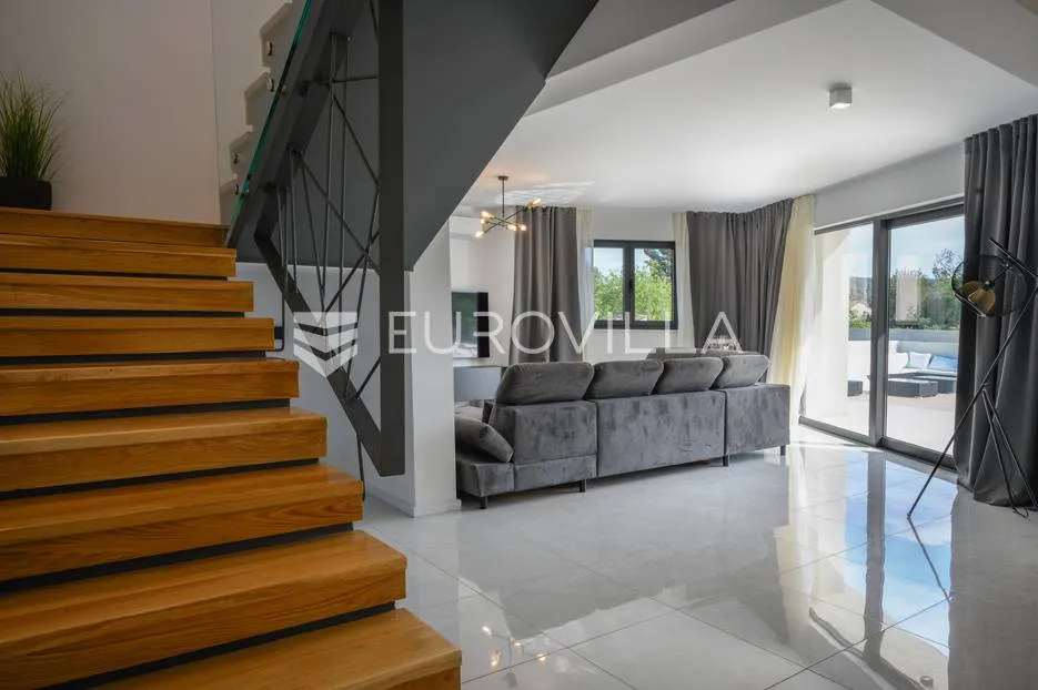 šibenik, prekrasna villa s bazenom i košarkaškim igralištem - slika 30