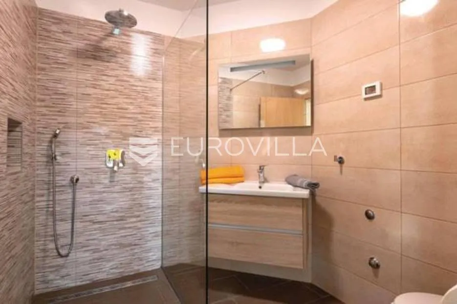 pula, apartmanska kuća s bazenom na uređenoj okućnici, 350 m od mora - slika 19
