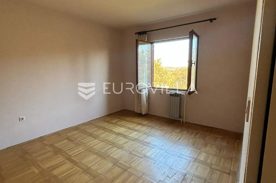 istra, poreč, kuća s dva stana, okućnicom i građevinskim terenom od 1687 m², prilika - slika 11