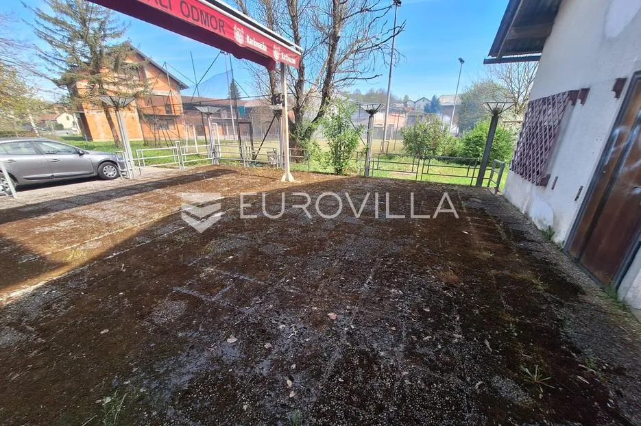karlovac, borlin, kuća 720 m² s poslovnim prostorom, gospodarskom zgradom i nogometnim terenom - slika 21