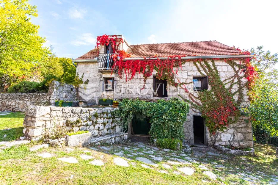 imotski, lovreć, jedinstvena kamena kuća - slika 2
