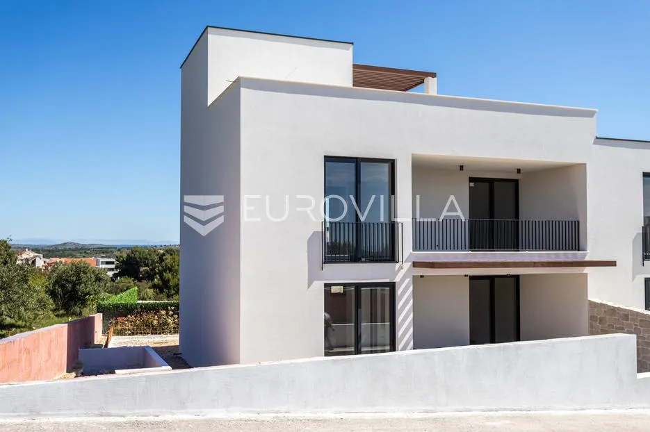 vodice, luksuzan stan na tri etaže s bazenom i krovnom terasom s panoramskim pogledom na more - slika 9
