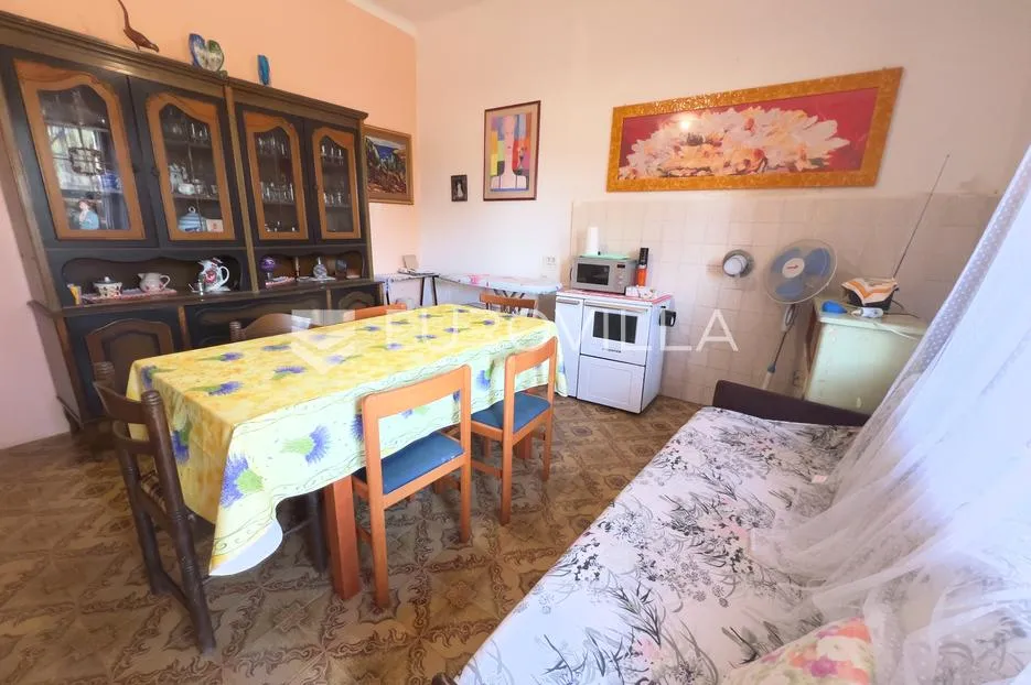 istra, poreč okolica, kuća s dva stana i dvorištem na mirnoj lokaciji - slika 8