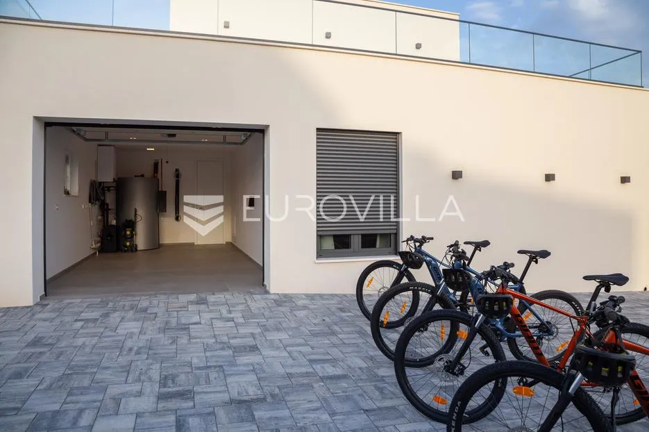 vodice, moderna vila s bazenom i pogledom na more, 332,92 m² - slika 27
