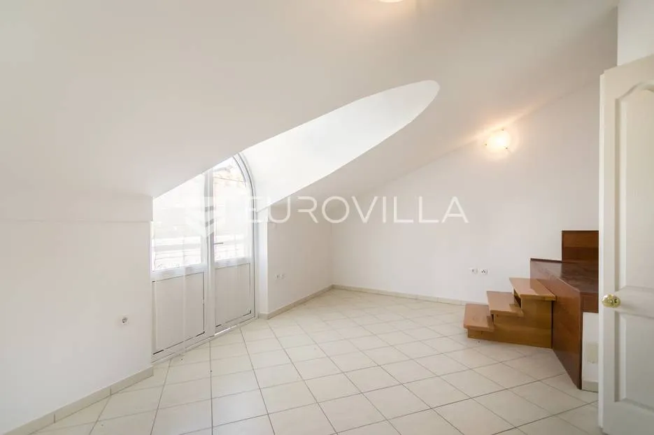 zagreb, šestinski vrh prekrasan šesterosoban dvoetažan stan 250m2 + 2 garaže - slika 13