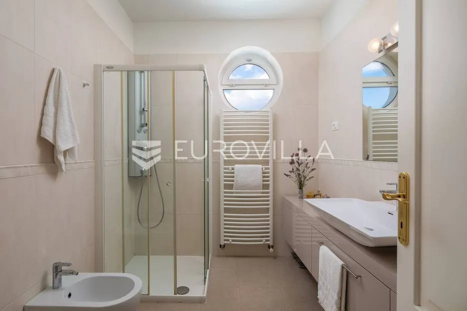 vodice, mediteranska vila s uređenim vrtom, bazenom i pogledom na more - slika 18