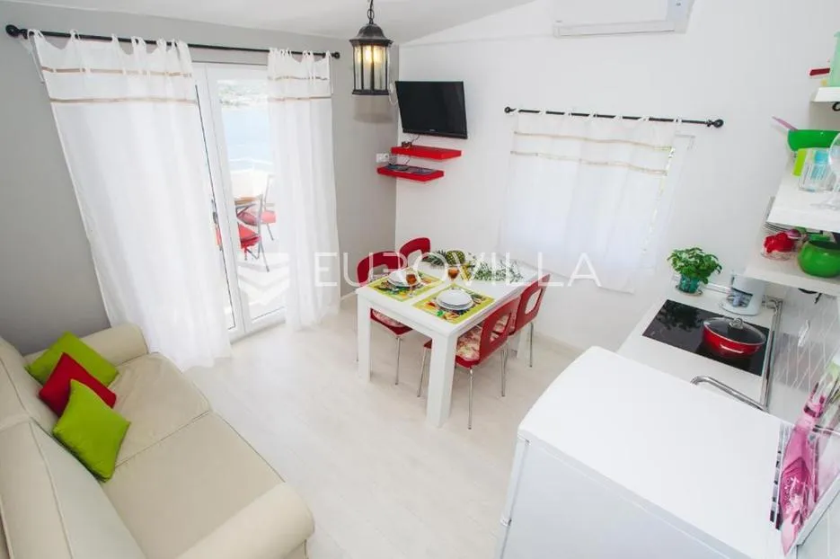 kaprije, prekrasna kuća s apartmanima, 180 m² - slika 6