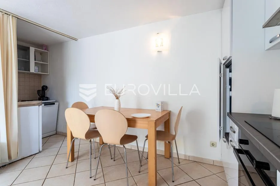 brač, milna, samostojeća kuća s četiri apartmana - slika 30