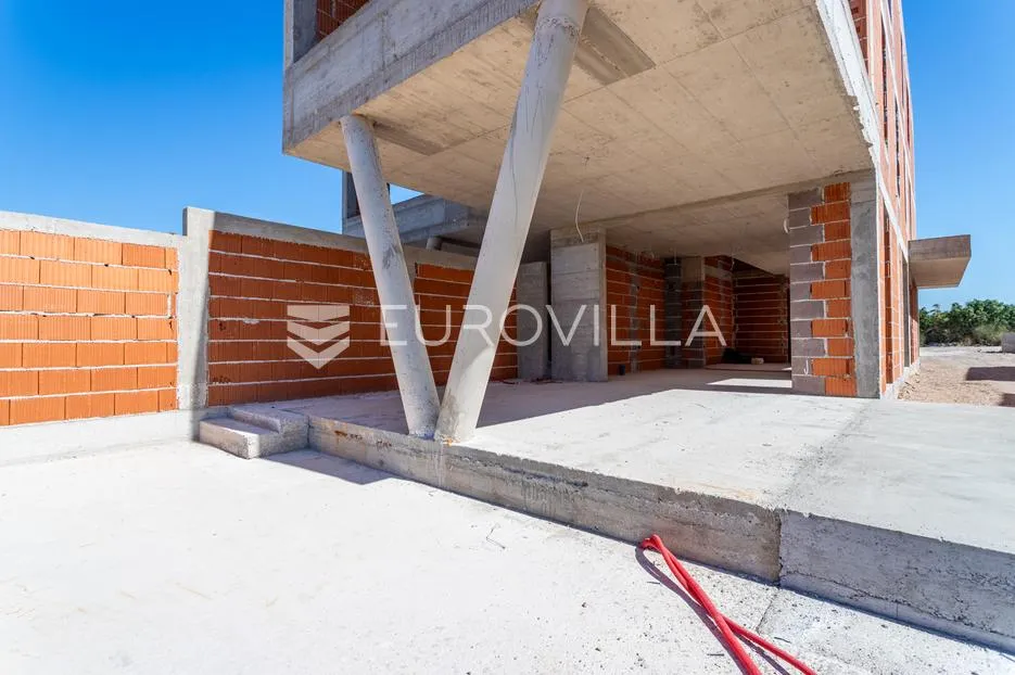 vodice, prostran stan s bazenom i dvorištem, 165,37 m² - slika 4