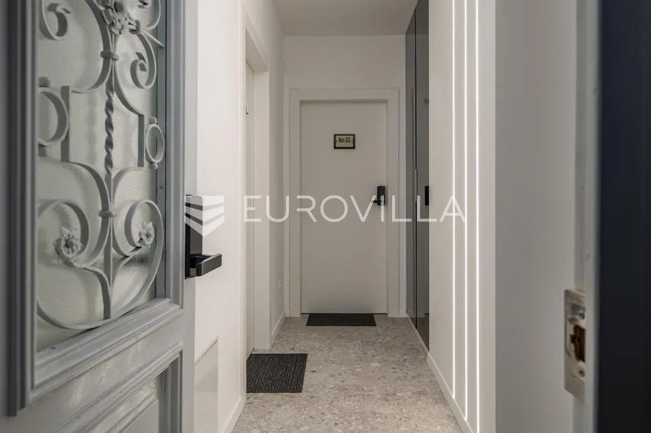 rijeka, centar, novouređen luksuzan stan nkp 98 m2 s tri apartmana - slika 34