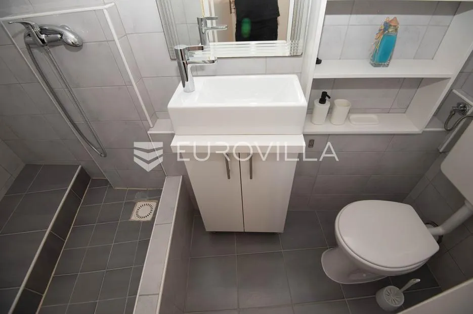 tisno, ekskluzivna apartmanska kuća prvi red do mora s panoramskim pogledom i brodicom - slika 39