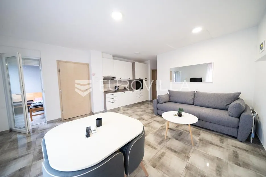 tisno, atraktivna višestambena nekretnina s tri funkcionalna stana i vrtom, površine 165,19 m² - slika 15