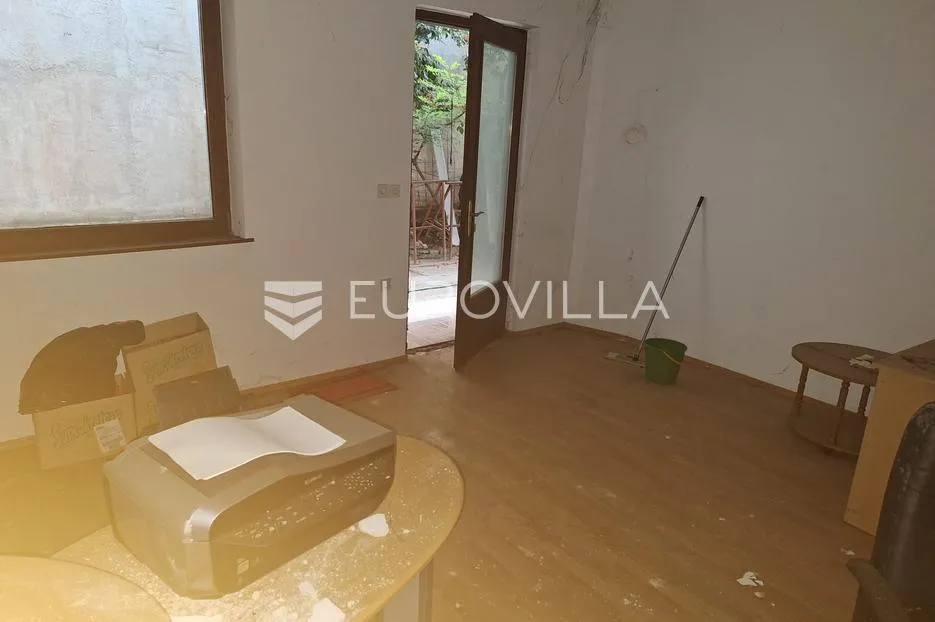 Karlovac, Zvijezda, poslovni prostor 24 m² s terasom u centru grada