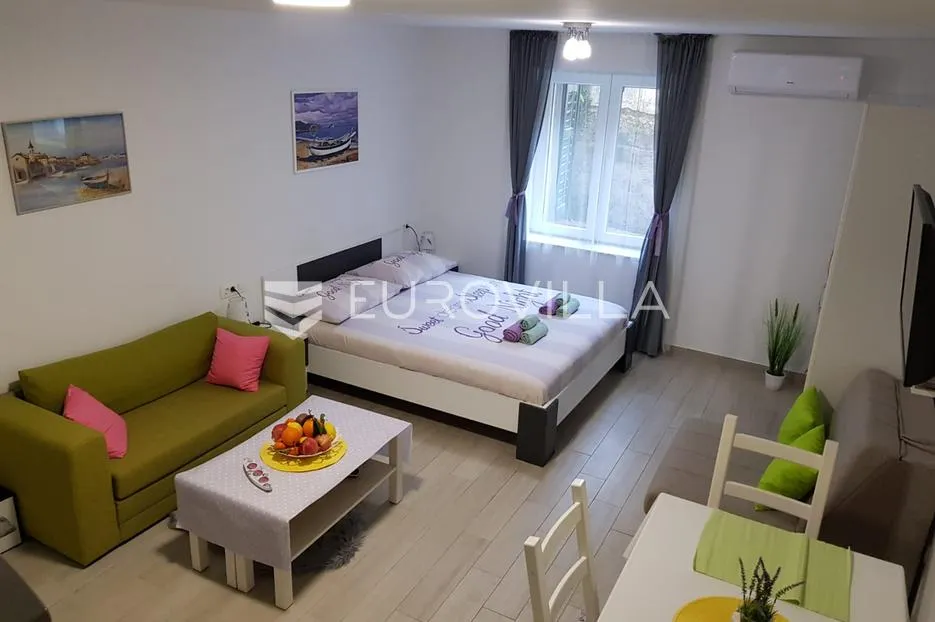 split, bol, dva namještena studio apartmana u centru grada - slika 8