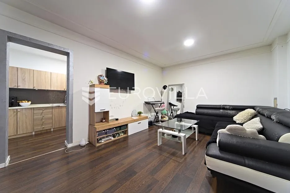 osijek, novi grad, na prodaju dva adaptirana i namještena stana u kući 41 m² - slika 2