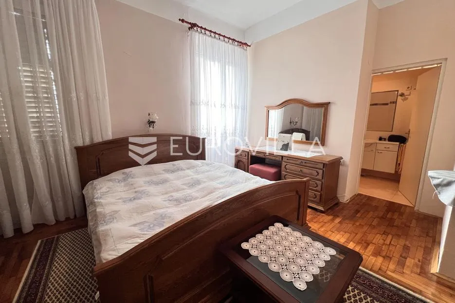 pula, strogi centar, prostrani podijeljeni stan na 3. katu s terasom i parkingom, 180.79 m² - slika 20