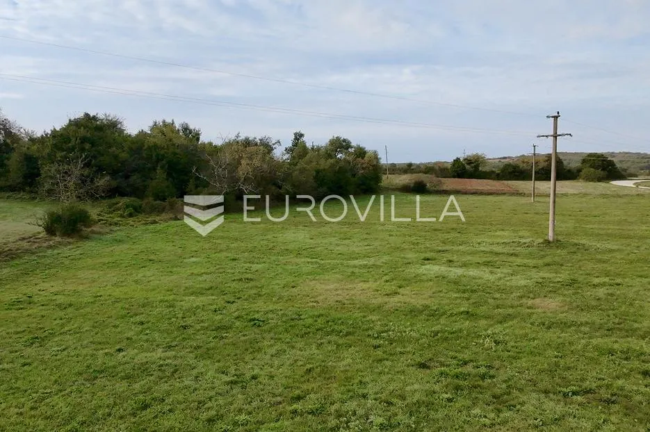 istra, grožnjan, građevinsko zemljište od 7136 m2 - slika 2