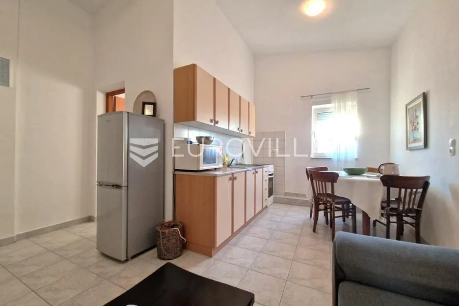 vir, dva apartmana na 1. katu s pogledom na more, 110m od plaže - slika 13