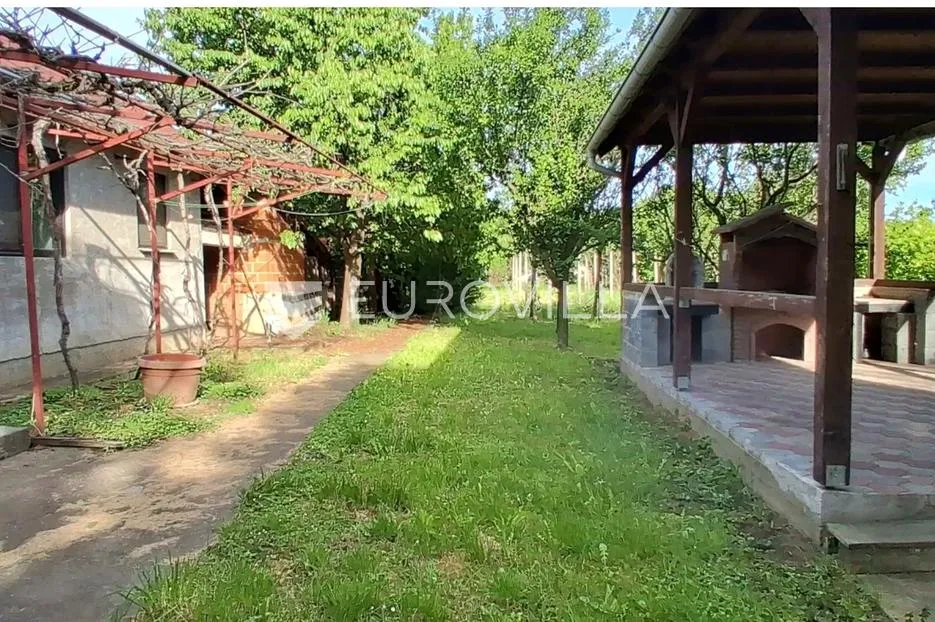 tovarnik, izuzetna prilika, prostrana kuća s tri stana i okućnicom od 1.949 m² - slika 4