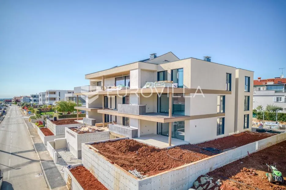 istra, novigrad, stan s 2 spavaće sobe s vrtom u prizemlju 115 m², parkirno mjesto - slika 13
