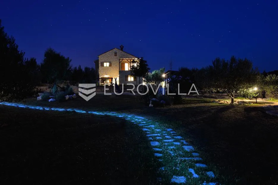šibenik, martinska, prekrasna kamena vila s bazenom, vrtom i igralištem - slika 41