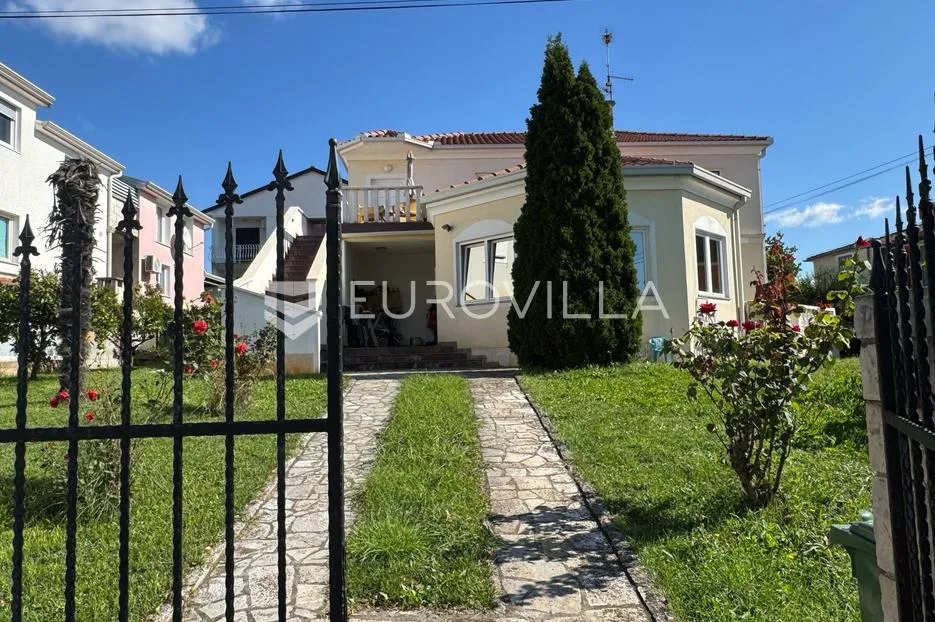 Istra, Novigrad, stan u prizemlju s okućnicom i parkingom 400 m od mora