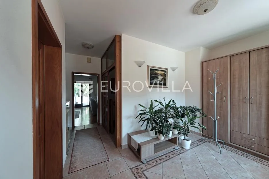 osijek, donji grad, prostrana kuća s dvorištem površine 403 m² - slika 12