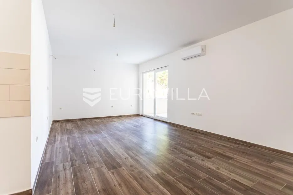 čiovo, trosoban stan na prvoj etaži, prvi red do mora - slika 3