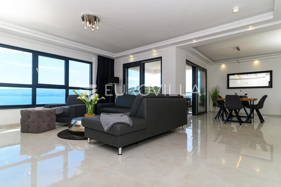 omiš, elegantna vila s tri stana i otvorenim pogledom na more - slika 2