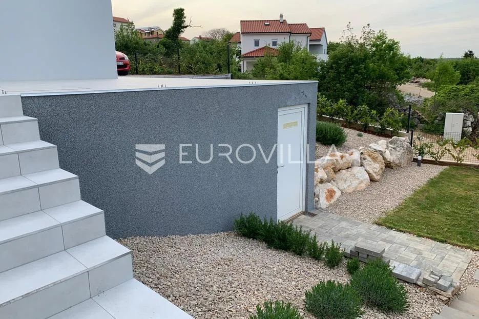 krk, luksuzna vila od 260m2 na parceli od 885m2 - slika 23